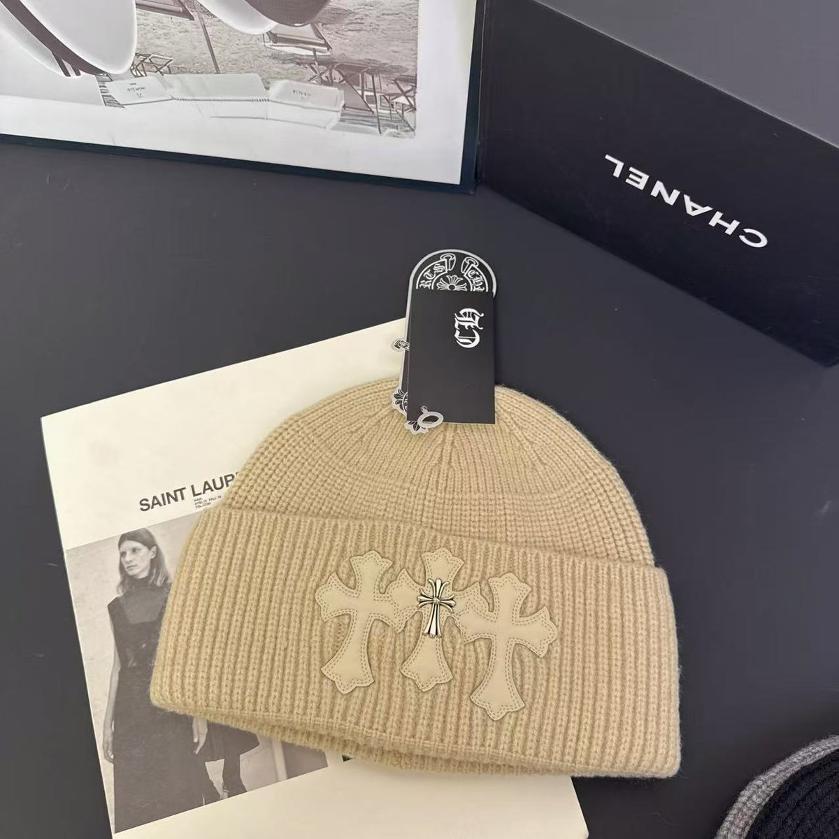 Beanie Tejido Cruz — Protección de Oídos