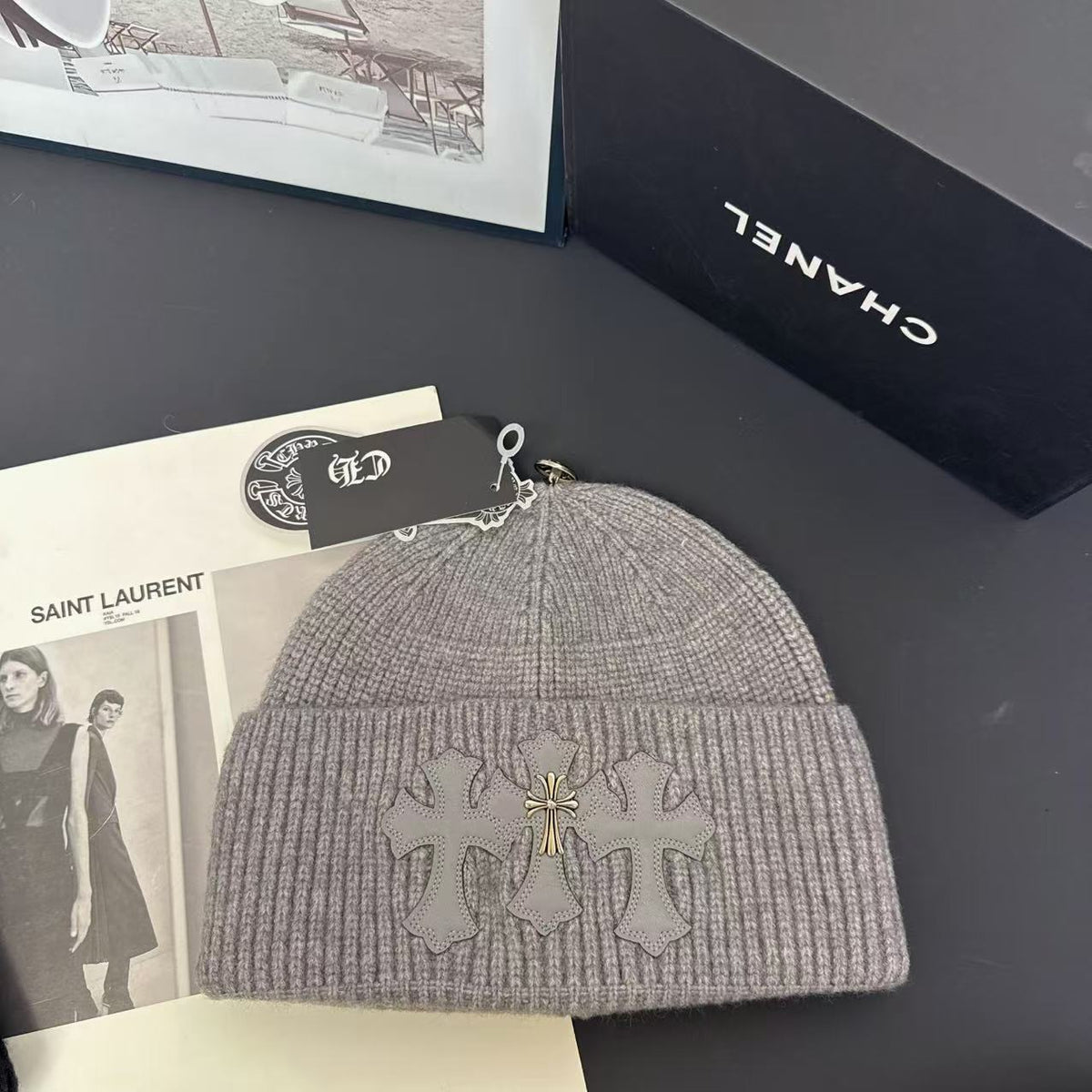 Beanie Tejido Cruz — Protección de Oídos